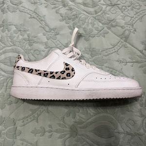 Womans Nike shoe, size 9.5